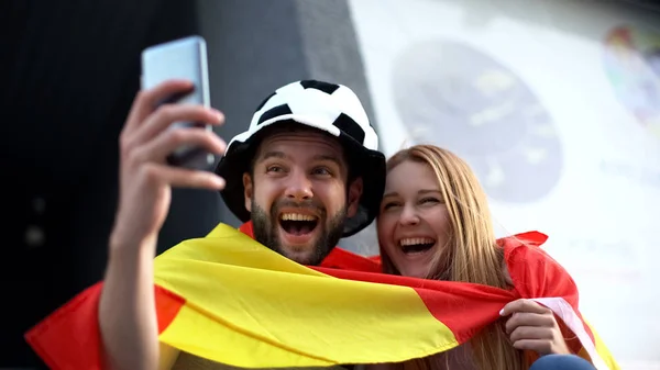 Voetbalsupporters Bellen Video App Aan Vrienden Van Het Stadion Communicatie — Stockfoto