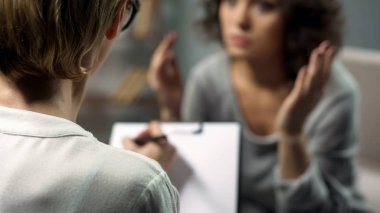 Bayan hasta derdi psikolog, Aile sorunları ile tartışırken bağımlısı