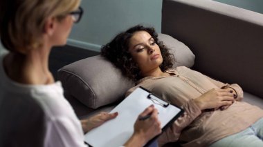 Koltukta yalan ve kocası ihanet psikolog ile tartışırken üzgün genç bayan