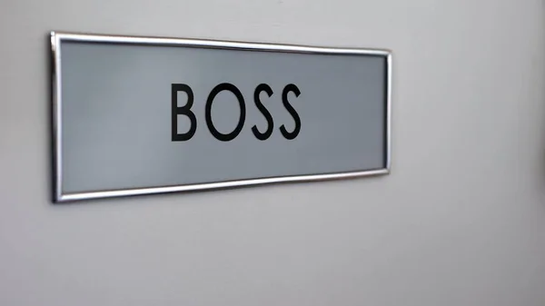ボスのオフィスのドア デスク クローズ アップ 経営トップ キャリアの成功 — ストック写真