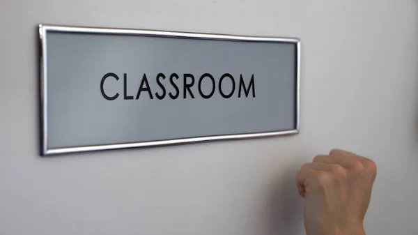Klasie Drzwi Ręka Student Szkoła Pukanie Zbliżenie Systemu Edukacji Egzamin — Zdjęcie stockowe