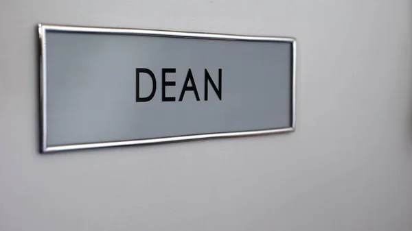 Dean Office Door Desk Lähikuva Yliopistopäällikkö Korkeakoulutus — kuvapankkivalokuva