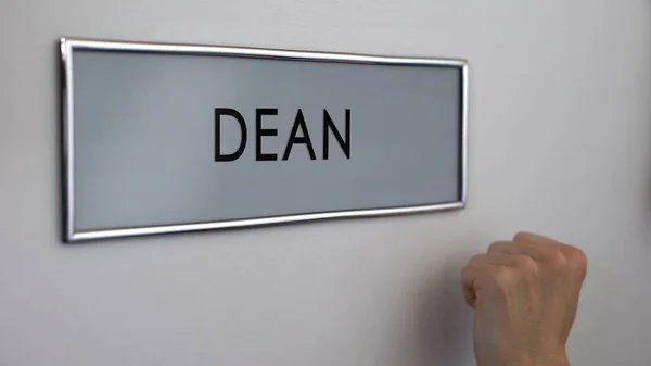Dean Office Deur Hand Kloppen Close Bezoek Aan Universiteit Departement — Stockfoto