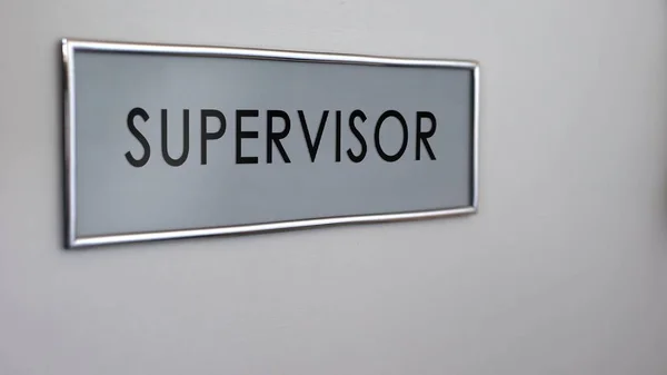 Supervisor Büro Tür Schreibtisch Nahaufnahme Senior Manager Für Arbeitsqualitätskontrolle — Stockfoto