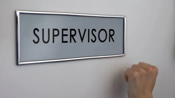 Supervisor Porta Escritório Mão Batendo Closeup Controle Qualidade Trabalho Autoridade — Fotografia de Stock