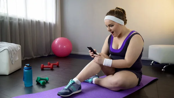 Frau Überprüft Ihren Gewichtsverlust Ergebnisse Anwendung Auf Smartphone Sport Diät — Stockfoto