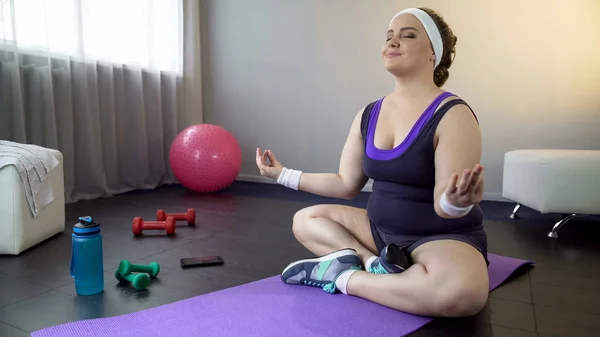 Señora Con Sobrepeso Tomando Posición Loto Para Relajarse Meditando Con —  Fotos de Stock