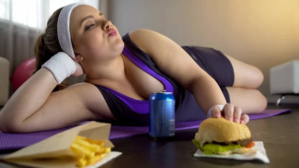 Fette Selbstbewusste Dame Isst Junk Food Statt Workout Mangelnde Motivation — Stockfoto