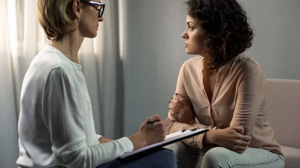 Professionell Psykolog Lyssnande Deprimerad Lady Patienten Uppbrott Terapi — Stockfoto