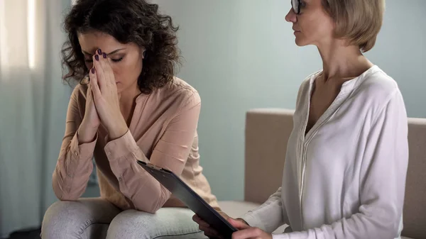 Atenta Mujer Psicóloga Vinculación Comodidad Deprimida Paciente Femenina Problemas — Foto de Stock