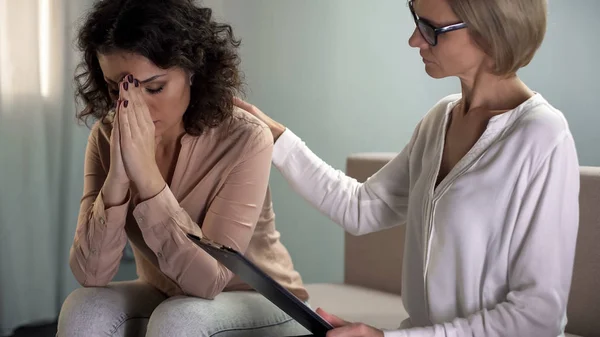 Naispsykologi Lohduttaa Masentunut Nuori Nainen Potilas Mielenterveys — kuvapankkivalokuva