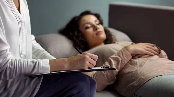 Psicologa Donna Esperta Che Scrive Consigli Pazienti Tristi Durante Seduta — Foto Stock