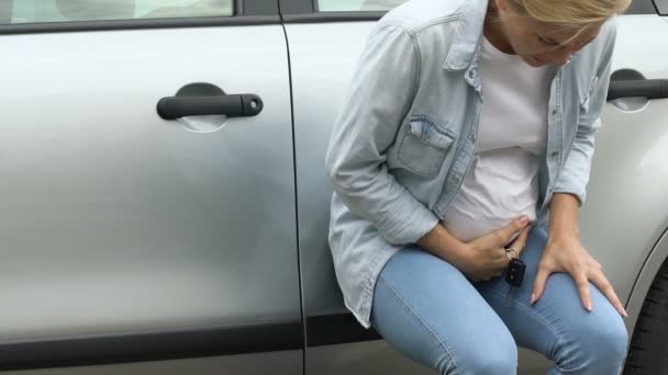 Çaresiz Hamile Kadın Düşük Erken Doğum Arabanın Yakınında Yalnız Vardır — Stok video
