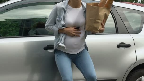 Mujer Embarazada Gotas Bolsa Con Alimentos Siente Dolor Contracciones Del — Vídeo de stock