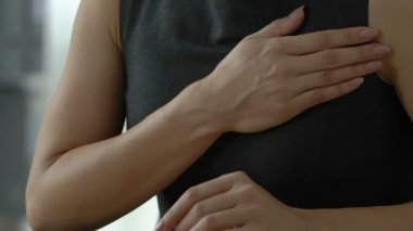 Meşgul dizüstü bilgisayarda yazarak kadın hisseder inme, stres çok çalıştırmaktan gelen ani kalp
