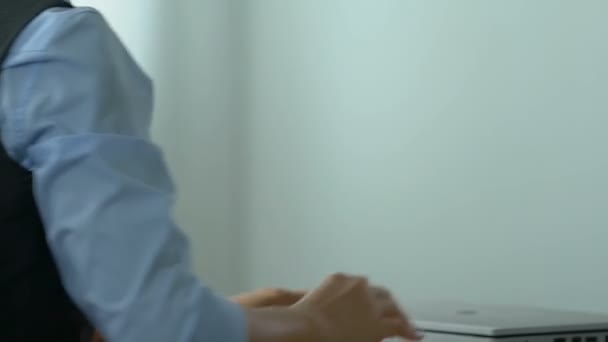 Бізнес Леді Відчуває Гострий Біль Спині Після Роботи Офісі Сидячий — стокове відео