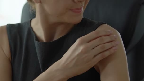 女性の上司の腕関節 座りがちな生活 関節炎の痛みが心配 — ストック動画