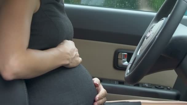 怀孕的女商人感到腹部不适 压力和流产的风险 — 图库视频影像