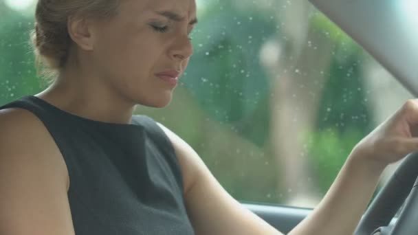 在车上服用药物 镇静剂以缓解头痛的精疲力竭的妇女 — 图库视频影像