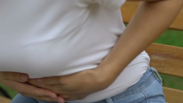 Vrouw Voelt Sterke Pijn Bovenbuik Zit Bank Gastritis Maagzuur — Stockvideo