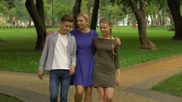代の少年と大学を開始する計画 キャンパスで母親と歩いている少女 — ストック動画