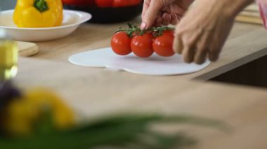 Aile yemeği hazırlarken, organik sebze, hayır GDO, closeup Dilimleme çift
