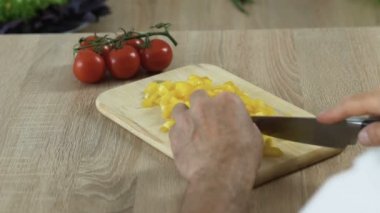 Adam doğrama biber, karısı şakacı çalmak dilim, sağlıklı gıda, hayır GDO portre