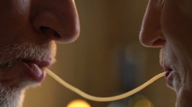 Spagetti öpücük üst düzey çift, tutku yaş, birlikte sonsuza kadar rağmen