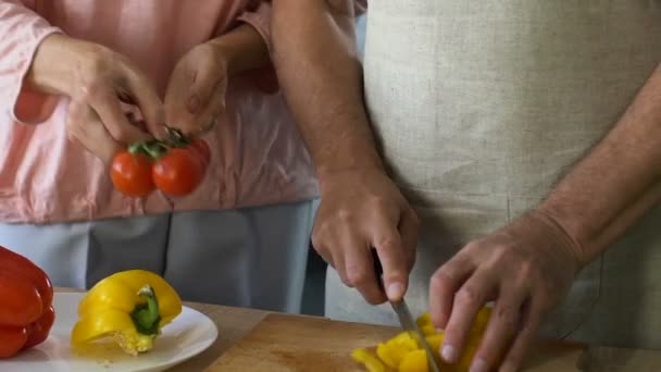 Starší Pár Příprava Večeře Společně Krájení Ekologickou Zeleninu Vegetariáni — Stock video