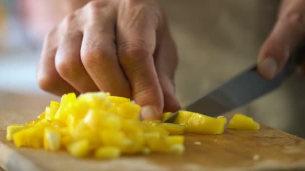 Άνθρωπος Κοπής Λαχανικών Προετοιμάζετε Δείπνο Σύζυγό Χορτοφάγος Οικογενειακές Παραδόσεις — Αρχείο Βίντεο
