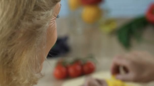 Staruszkowie Flirty Zarówno Wyglądać Młodo Zadbane Jeść Zdrową Żywność — Wideo stockowe