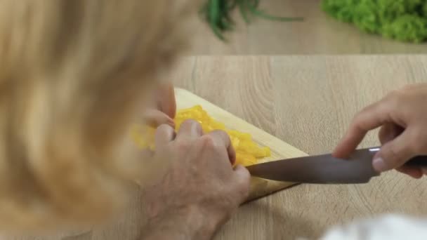 Hombre Picando Verduras Esposa Coqueteando Feliz Pareja Ancianos Preparando Cena — Vídeo de stock