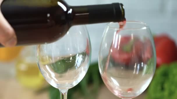 Uomo Versando Vino Rosso Calici Degustazione Vecchie Varietà Tavola Festiva — Video Stock