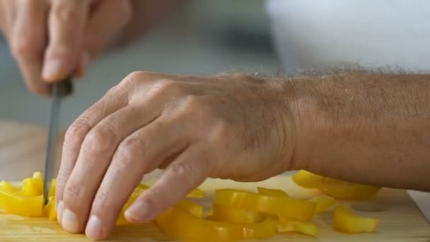 Homem Sênior Cortando Pimenta Dieta Crua Veganismo Como Estilo Vida — Vídeo de Stock