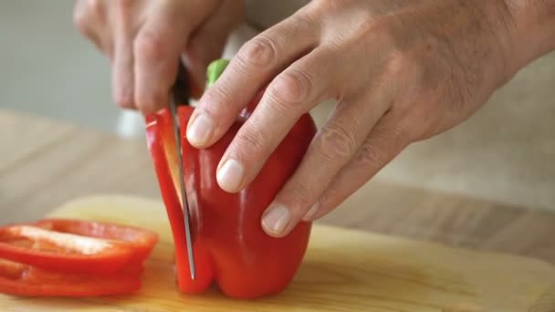 Marido Cortando Pimenta Homem Apoia Esposa Dieta Comida Orgânica Saudável — Vídeo de Stock