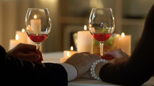 情侣在浪漫的夜晚喝酒 男人牵着女人的手 — 图库视频影像