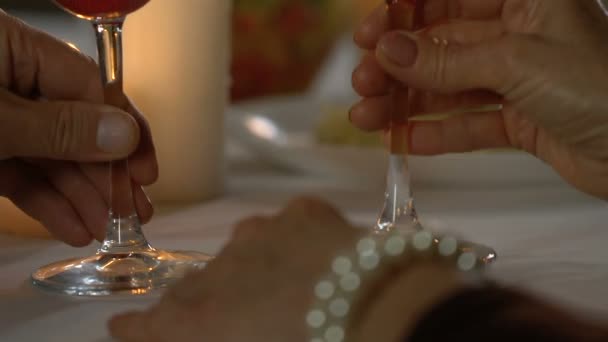 在喝了一杯葡萄酒后接吻 浪漫的周年约会 特写镜头 — 图库视频影像