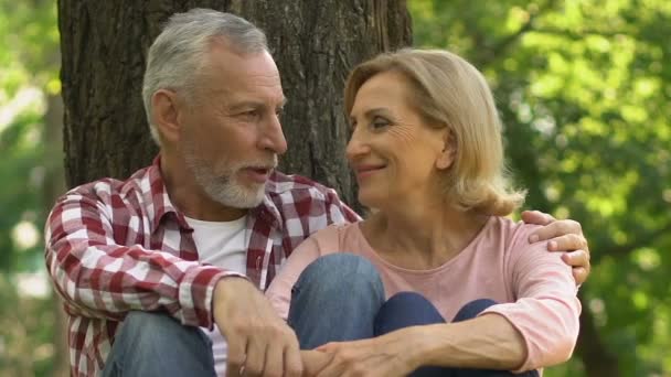 Casal Velho Conversando Seguida Olha Para Câmera Reforma Pensão Aposentados — Vídeo de Stock