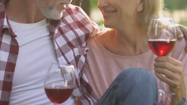 Volwassen Paar Drinken Wijn Buitenshuis Romantische Datum Vertrouwen Intimiteit Close — Stockvideo
