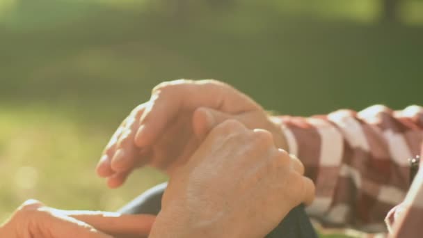 Стара Пара Тримає Руки Спираючись Чола Любов Довіру Підтримуюча Дружина — стокове відео