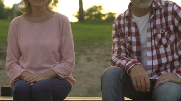 Manžel Povzdechne Obrací Ženě Odpouští Zrada Společně Celý Život — Stock video