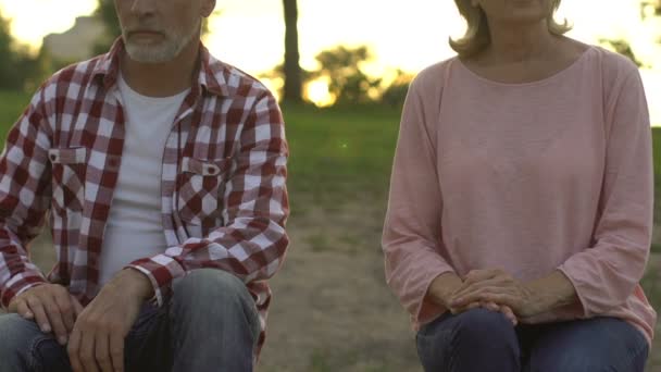 Žena Vzdechy Obrací Manžela Odpustí Podraz Společně Celý Život — Stock video