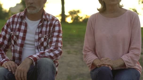 Vrouw Zuchten Draait Man Vergeeft Verraad Samen Door Het Leven — Stockvideo