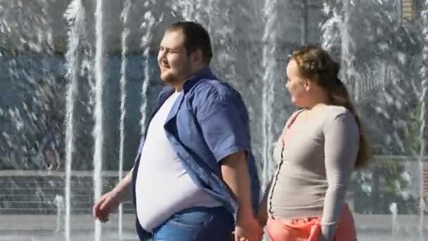 Happy Overweight Couple Walking Fountain Holding Hands Obesity Problem — Stock Video