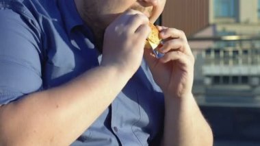 Yağlı burger açık havada artı boyutu sorun çiğneme tombul erkek ofis çalışanı