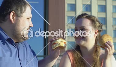 Birbirimizi yağlı burgerler tarihte tedavi, overeating boyutu çift artı mutlu