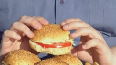 Yüksek kalorili hamburger, fast food ve obezite sorunu çiğneme kilolu erkek