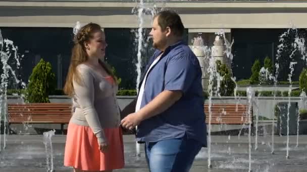 Positividad Corporal Pareja Obesa Romántica Divirtiéndose Abrazándose Cita Ciudad — Vídeos de Stock