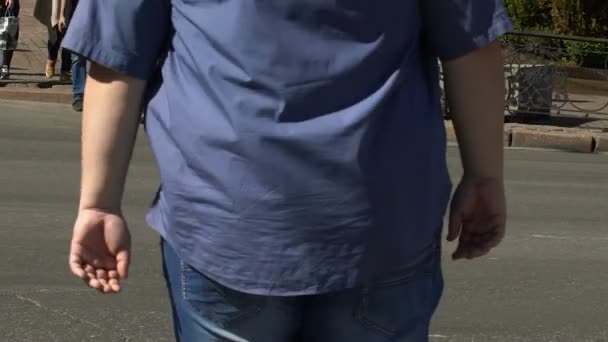 Избыточный Вес Мужчин Переходящих Улицу Проблемы Здоровьем Вызванные Ожирением Общество — стоковое видео