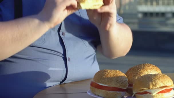 Pessoa Obesa Comendo Hambúrgueres Fast Food Estilo Vida Pouco Saudável — Vídeo de Stock